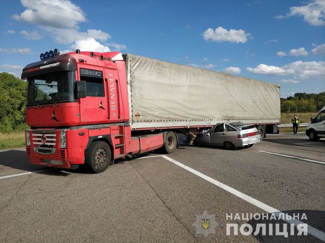ВАЗ вїхав у вантажівку на Харківщині - загинули три людини 01