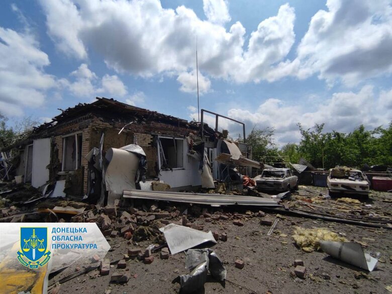 Оккупанты сбросили авиабомбы на АЗС в Торецке, погиб мужчина 04