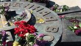 Полиция составила админпротокол на мужчину, бросившего яйца на гранитный орден Отечественной войны во Львове. ФОТО