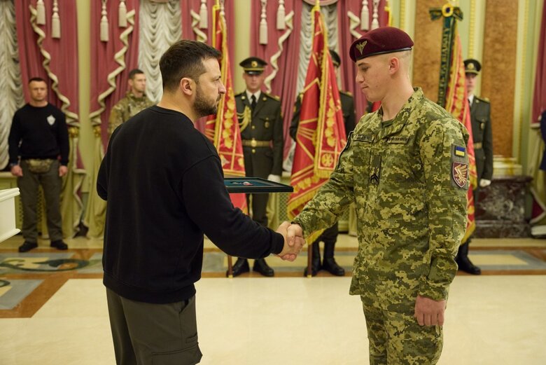 Zelenskyy presents state awards on occasion of Day of Airborne Assault Forces 16 Zelenskyy presents state awards on occasion of Day of Airborne Assault Forces 16