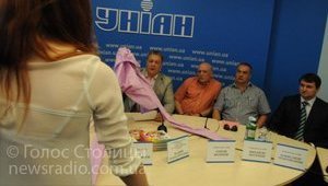 В Колесниченко бросили смирительной рубашкой: "Примерьте, она вам к лицу". ФОТОрепортаж (обновлено)