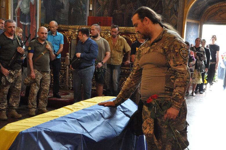 Із загиблим в бою з окупантами воїном Романом Барвінком (Скрипалем) попрощалися в Києві 36