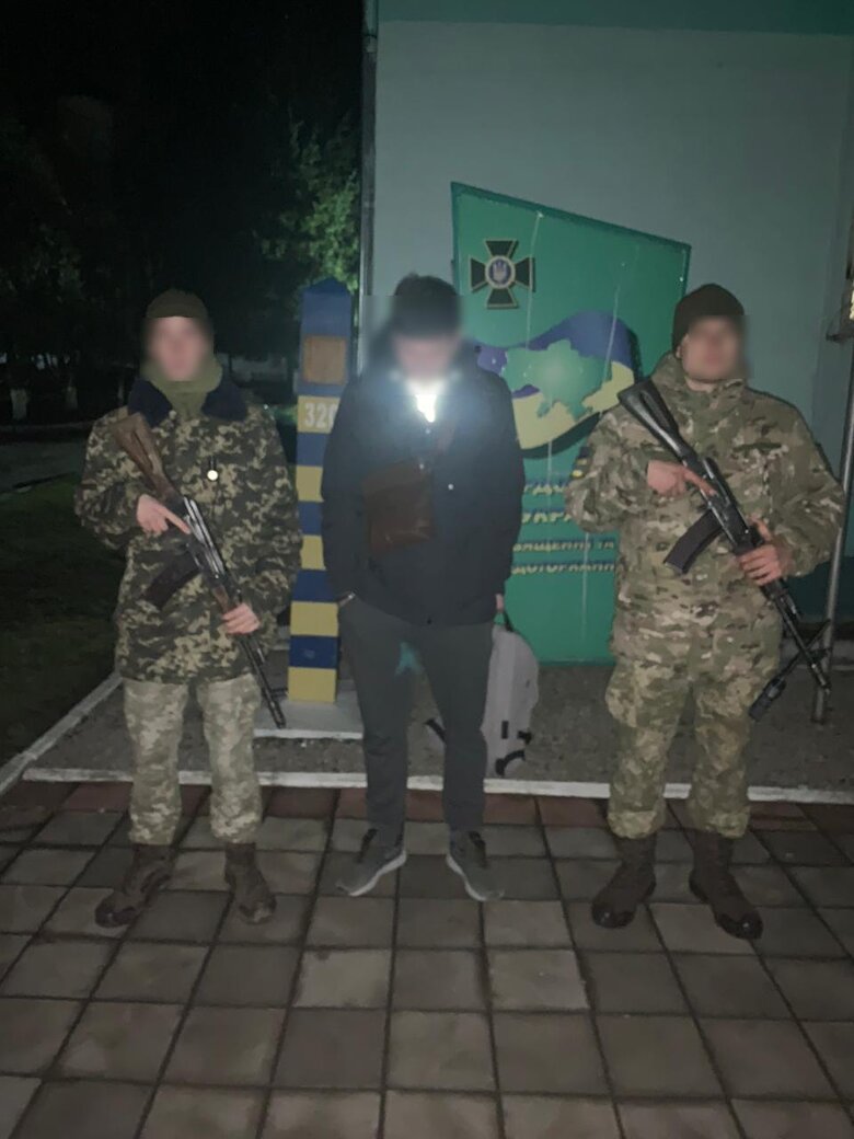 На Закарпатті затримана група ухилянтів: заплатили по 2,5 тис. дол. за подорож на човні через Тису 02