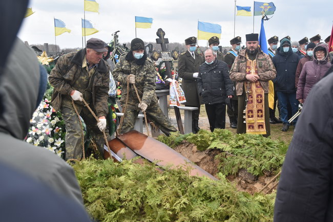 С погибшим в зоне ООС воином 58-й ОМПБр Владимиром Шпаком простились в Чернигове 23