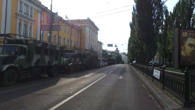 Противники КиївПрайду на стільцях перекривають шлях маршу 13