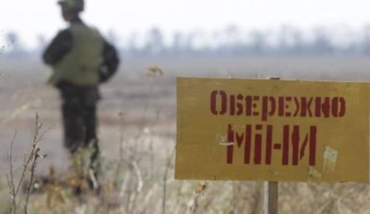 За три года войны 355 гражданских погибли из-за российской взрывчатки, среди них 18 детей, - Минобороны