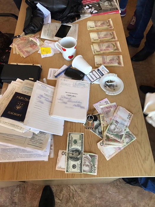 Главу медико-соціальної експертної комісії затримано у Львові під час одержання 4 тис. грн хабара за призначення інвалідності 02 Главу медико-соціальної експертної комісії затримано у Львові під час одержання 4 тис. грн хабара за призначення інвалідності 02