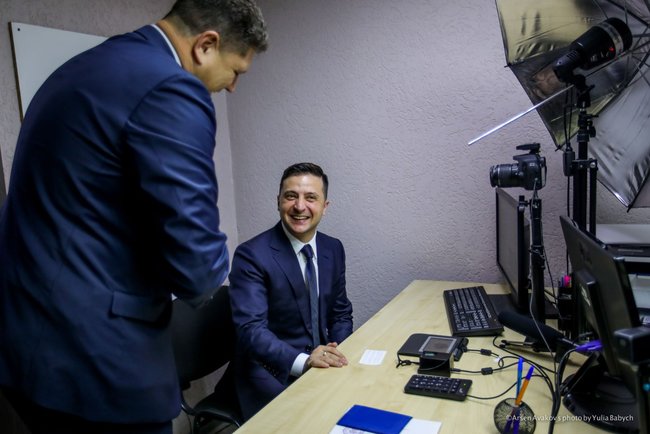 Зеленский первым из украинцев получил ID-карту с электронной подписью 02