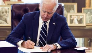 Президента США Джо Байдена обвинили в использовании автопена