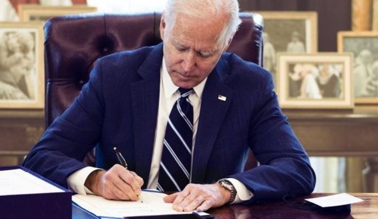 Конгресс США обвинил Байдена в злоупотреблении устройством для подписи документов