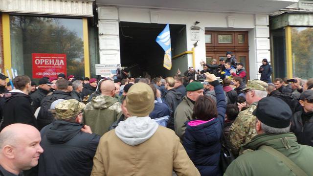 Правоохранители блокировали нардепов и активистов, которые пытались пронести палатки для митингующих под Радой 03