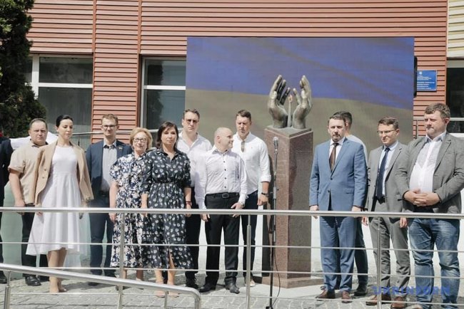 Памятник медикам, умершим от COVID-19, открыли в Киеве 03