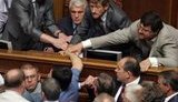 В парламенте снова кучка-драчка: бютовцы заблокировали трибуну, а регионалы встали грудью за Мартынюка