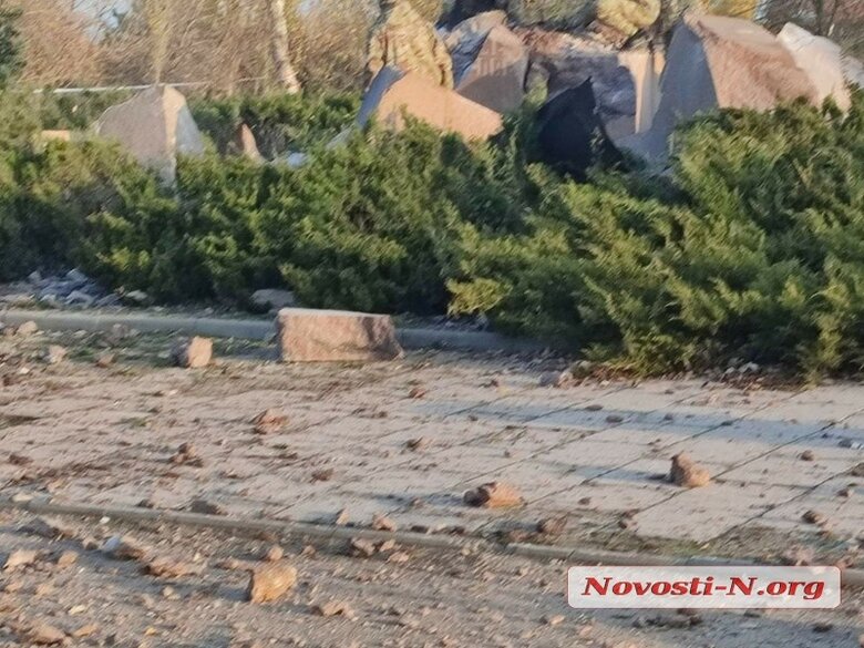 В Николаеве взорвали обелиск Родина-мать 02