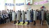 "Палкой сверху, бей! Палкой снизу, бей!" - на школьном утреннике сотрудники ФСИН РФ учат разгонять акцию протеста. ВИДЕО