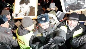 Акция памяти Маркелова и Бабуровой обернулась побоищем в центре Москвы. ФОТОрепортаж.