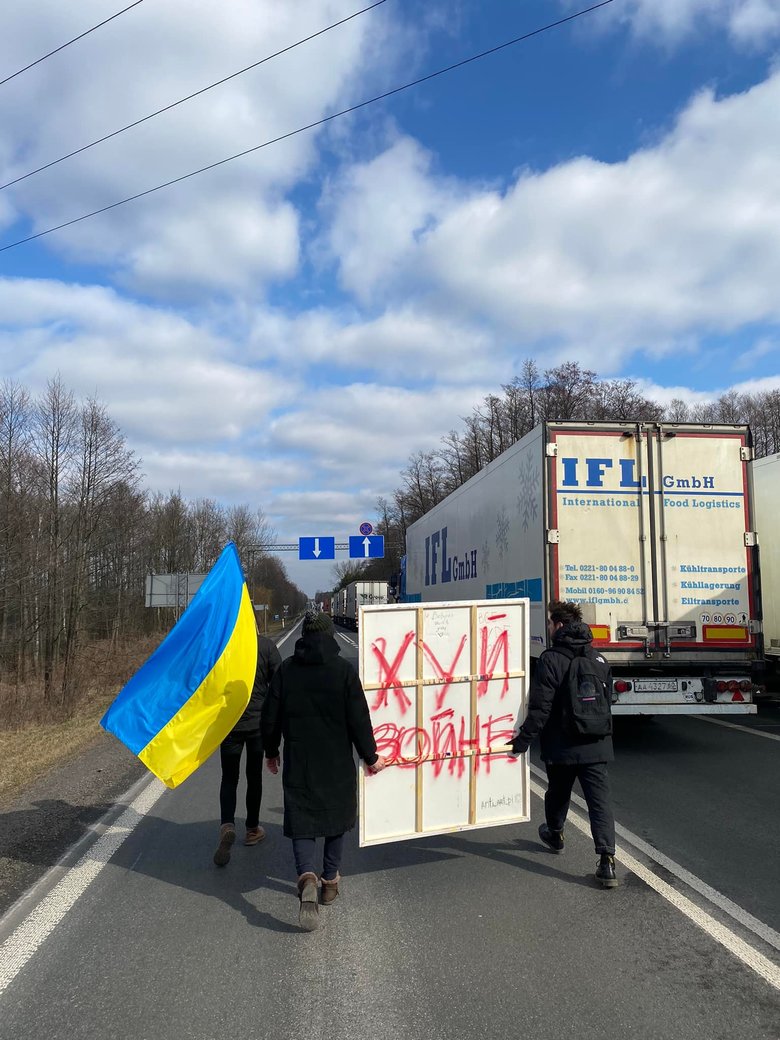 Українці блокують російські та білоруські фури на польському кордоні. Але Німеччина та Франція - проти 02