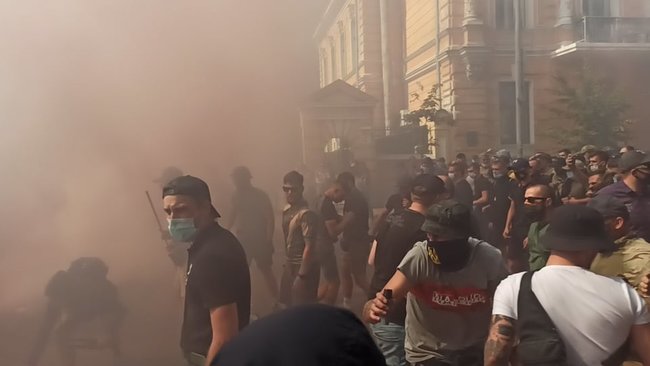Столкновения митингующих с правоохранителями на акции Остановим капитуляцию под Офисом Президента 08