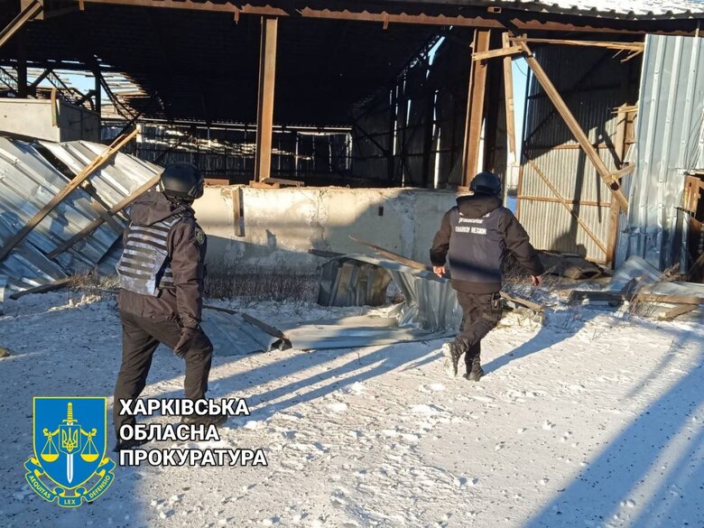 В результате обстрела оккупантами с. Вильховатка на Харьковщине повреждены дома, здания агропредприятия и сельхозтехника 03
