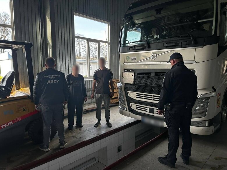 Мужчина пытался выехать в цистерне с маслом