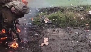 Згорів на дверях автівки: українські військові спалили ворожу техніку разом з окупантами. ВIДЕО