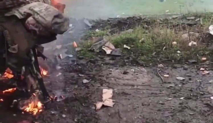 Згорів на дверях автівки: українські військові спалили ворожу техніку разом з окупантами. ВIДЕО