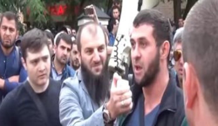 "Весь Кавказ на нервах!", - Сотни мусульман вышли на несогласованную акцию в Москве. ВИДЕО