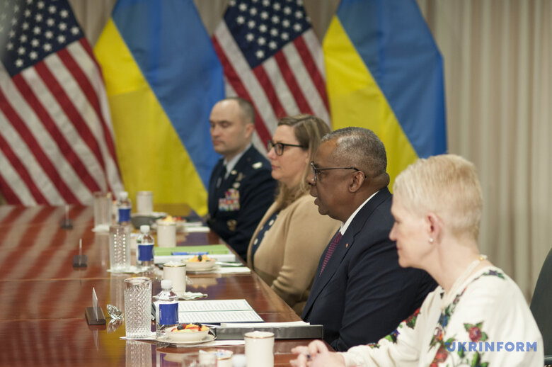 Шмыгаль встретился с главой Пентагона Остином и призвал США предоставить самолеты 02 Шмыгаль встретился с главой Пентагона Остином и призвал США предоставить самолеты 02