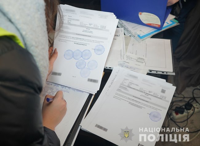 Викрито трьох членів сімї, які за 500 грн продавали фейкові довідки про проходження тесту на COVID-19, - Нацполіція 02
