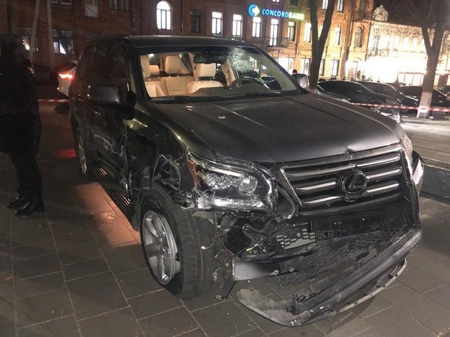 Організатор конвертаційного центру, тікаючи від СБУ, пошкодив 10 автомобілів у Дніпрі, в його машині знайшли понад 2 млн грн 01
