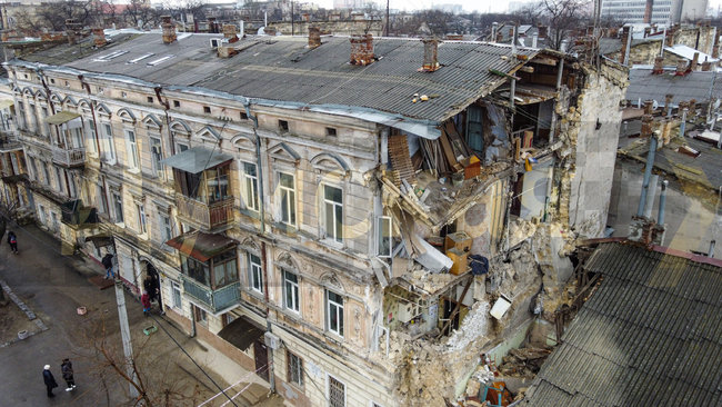 В центре Одессы рухнула часть жилого дома-памятника архитектуры 01