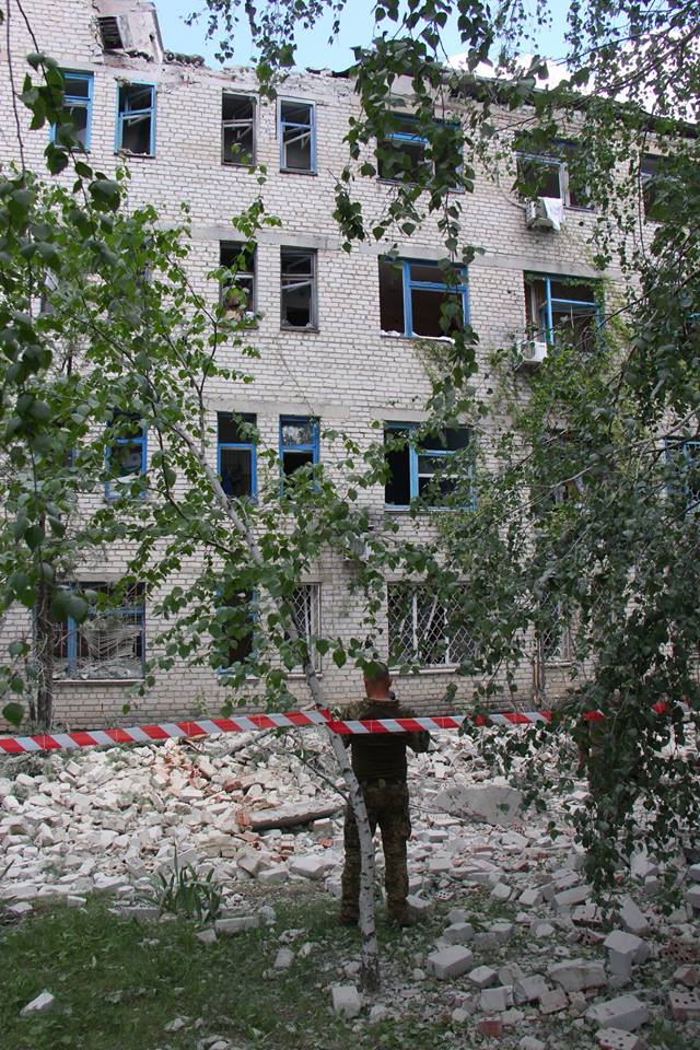 Наслідки обстрілу бойовиками Красногорівки 06 Наслідки обстрілу бойовиками Красногорівки 06