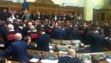 Оппозиция заблокировала трибуну и президиум Рады. ФОТОрепортаж