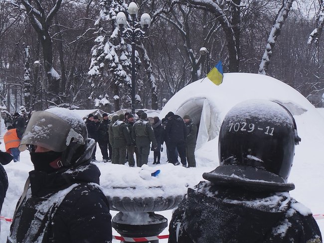 Наметове містечко під Радою розбирають, під стінами парламенту затримано 39 осіб 08