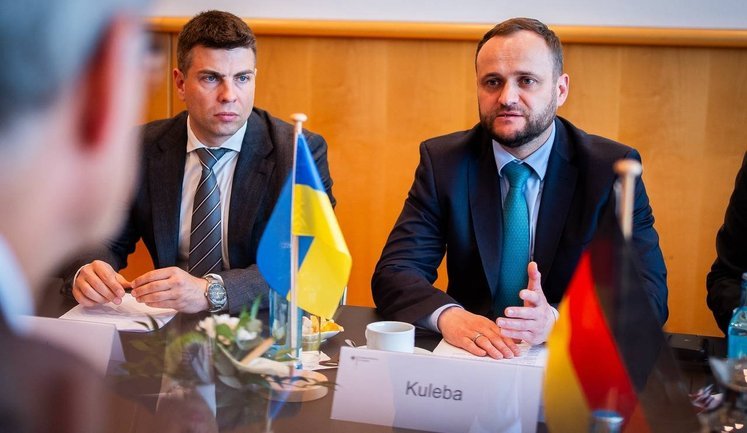 "Укрзалізниця" потребує близько 100 вантажних і пасажирських електровозів, – Кулеба