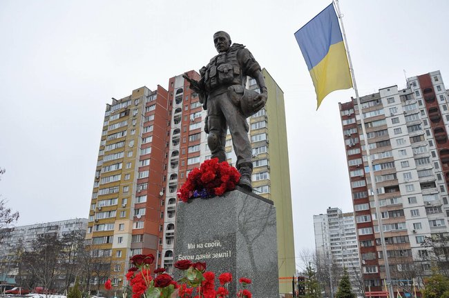 Учасники АТО та мешканці Києва поклали на Троєщині квіти до памятника Воїну-добровольцю 49