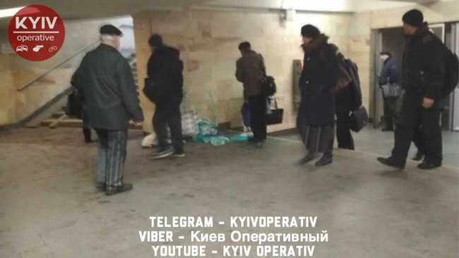 Продавщицу Вестей в Киеве облили краской вместе с газетами 02