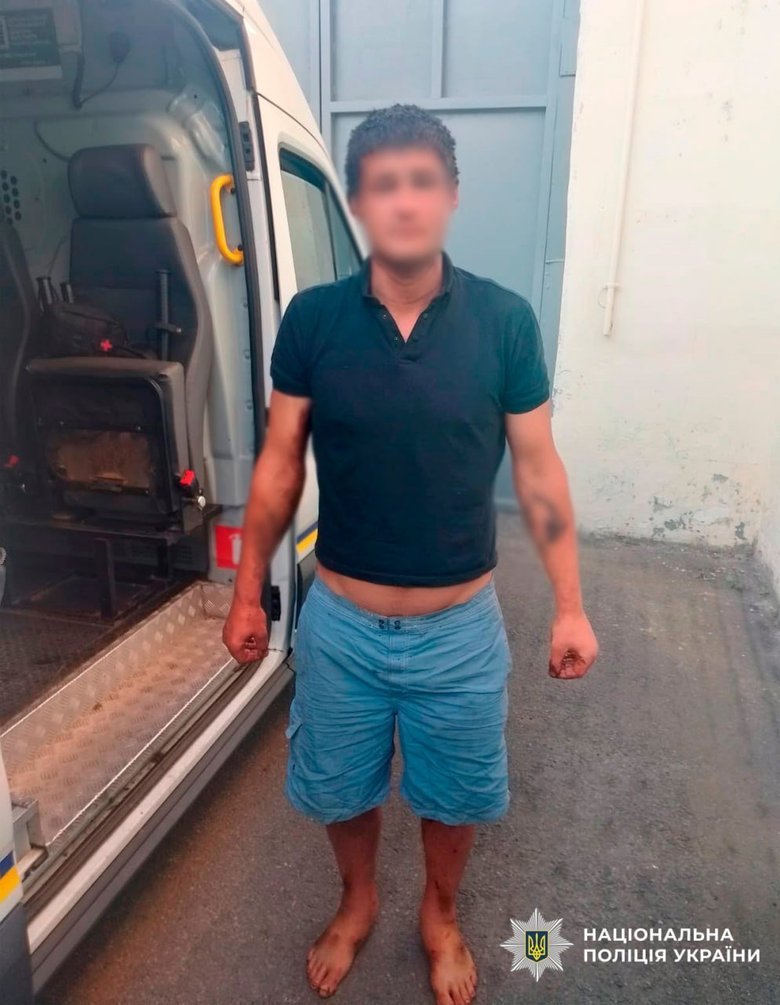 Чоловік заліз у діжку зі смолою та пограбував магазин у Києві