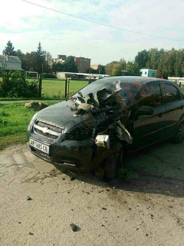 Зруйновані будинки й автомобілі, розкидані осколки снарядів: Калинівка після вибуху 01