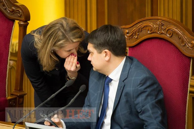 Нардепи доїли олівє і взялися за землю 04