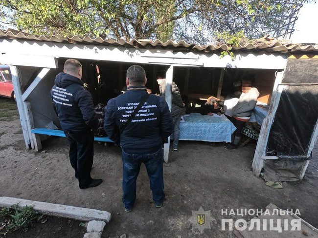 Поліція звільнила близько 30 осіб, яких утримували в рабстві на території занедбаної жіночої колонії на Одещині 02