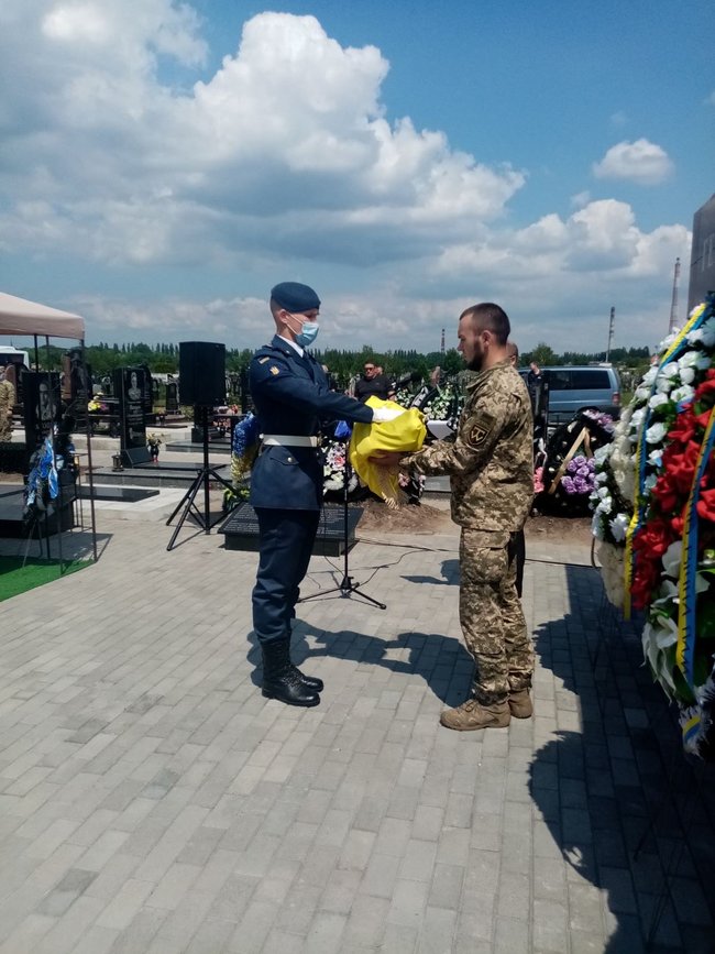 С погибшим при пожаре в блиндаже воином 58-й ОМПБр Николаем Лебидем простились в Кременчуге 01