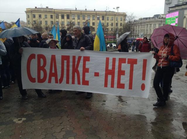 В мэрию Днепра прорывались неизвестные, ряд депутатов пытаются сорвать сессию, - СМИ 07