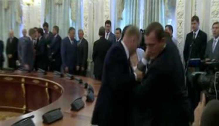 Під час промови Лукашенка знепритомнів один з українських чиновників. ВIДЕО