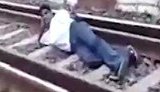 Отчаянный индус "на спор" бросился под поезд. ВИДЕО