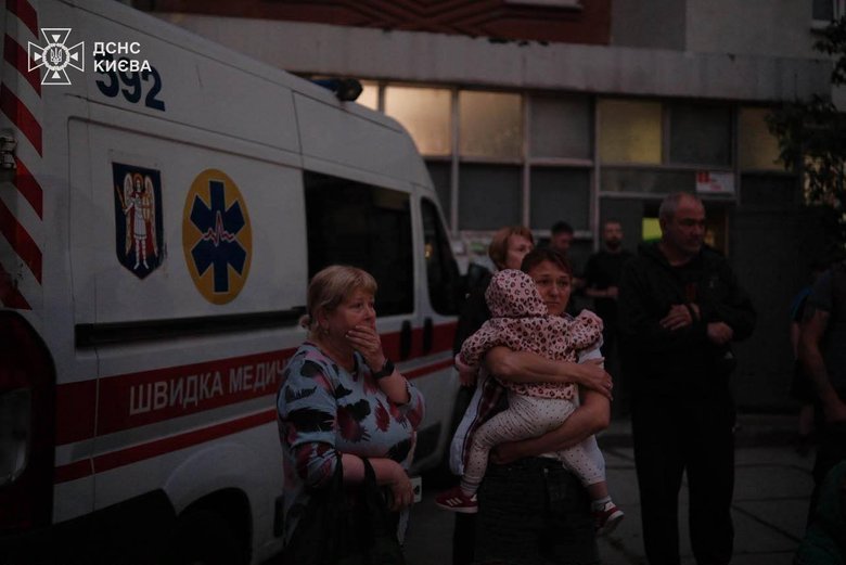 У Києві триває ліквідація наслідків російської атаки: є руйнування і пожежі