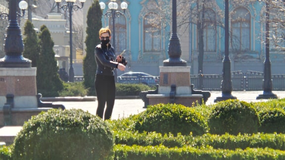Киев на карантине: пустые парки и одинокие прохожие 28