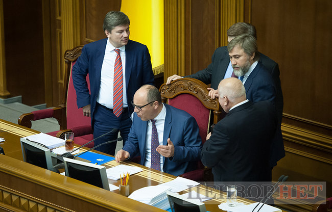 Депутати-соньки, Кіссе, який голосує за трьох, радісний Гройсман і обійми Лозового з Ляшком: як Рада вночі приймала Держбюджет-2019 36
