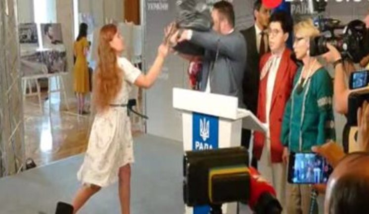 На "слугу народу" Потураєва в парламенті напала блогерка Ірма Крат. ВІДЕО