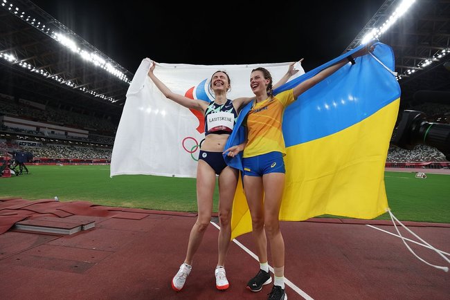Украинка Магучих сфотографировалась со спортсменкой сборной, выступавшей без своего флага 01
